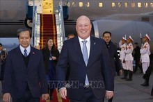 El primer ministro de Nueva Zelanda, Christopher Luxon, llega al aeropuerto internacional de Noi Bai. (Foto: VNA)