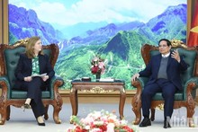 En el encuentro entre el primer ministro de Vietnam, Pham Minh Chinh, y Lynn Maxwell, directora comercial de S&P Global Ratings. (Foto: Nhan Dan)
