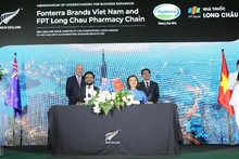 Ceremonia de firma de cooperación estratégica entre FPT Long Chau y Anlene.