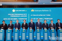 El secretario general To Lam y los delegados realizan el acto de inauguración de la ruta directa que conecta Ciudad Ho Chi Minh y Denpasar. (Foto: Nhan Dan)