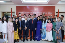 El secretario general del Partido Comunista de Vietnam, To Lam, su esposa y los delegados (Foto: VNA)