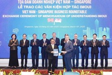 Vietnam Airlines coopera con la Compañía de ingeniería aeroespacial ST (SATS) en la terminal de carga del aeropuerto de Long Thanh. (Foto: VNA)