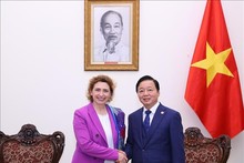 El viceprimer ministro de Vietnam, Tran Hong Ha, (derecha) y Nicola Beer, vicepresidenta del Banco Europeo de Inversiones. (Foto: VNA)