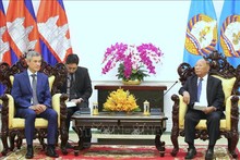 El presidente honorario del PPC y presidente honorario del Consejo Asesor Supremo del Rey de Camboya, Samdech Heng Samri, y el embajador de Vietnam en Camboya, Nguyen Minh Vu (Foto: VNA)