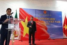 Fernando Gonzalez Saiffe, director general para Asia-Pacífico del Ministerio de Asuntos Exteriores de México, pronuncia un discurso en la ceremonia del 79 aniversario del Día Nacional de Vietnam en México. (Foto: VNA)