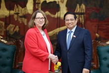 El primero ministro de Vietnam, Pham Minh Chinh, recibe a Reva Price, presidenta de la USCC (Foto: VGP)