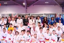 Ngo Phuong Ly, esposa del secretario general del PCV, To Lam (cuarta desde derecha, tercera fila), visita el centro de entrenamiento para atletas con discapacidad en Kazajistán (Foto: vtv.vn)