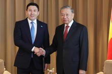 El secretario general To Lam (derecha) recibe al director general del Fondo Nacional de Inversiones de Kazajistán Samruk-Kazyna, Nurlan Zhakupov (Foto: VNA)