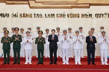 El presidente vietnamita, Luong Cuong y los delegados en la cita.