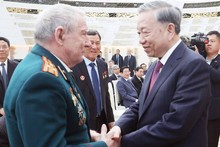 El secretario general del Partido Comunista de Vietnam, To Lam, estrecha la mano de un veterano bielorruso con destacadas contribuciones a Vietnam. (Foto: VNA)