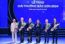 El viceprimer ministro Nguyen Chi Dung entrega flores para felicitar a los ganadores. (Foto: VNA)