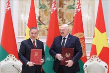 El secretario general del Partido Comunista de Vietnam, To Lam (izquierda), y el presidente bielorruso, Aleksandr Lukashenko, firmaron una declaración conjunta sobre el establecimiento de la asociación estratégica entre ambos países el 12 de mayo de 2025. (Foto: VNA)