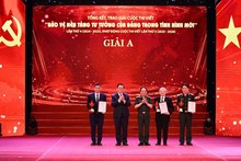 El miembro del Buró Político, secretario del PCV y jefe de su Comisión de Propaganda y Movilización de Masas, Nguyen Trong Nghia; y el coronel general Trinh Van Quyet, jefe de la Dirección General de Política del Ejército Popular de Vietnam entregan el Premio A a los autores.