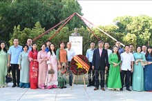 Representantes de la comunidad vietnamita en Cuba ofrecen flores en memoria del Presidente Ho Chi Minh (Foto: VNA)