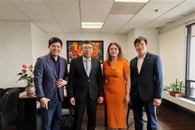 El embajador de Vietnam en México, Nguyen Van Hai (segundo de izquierda) toma una foto con la presidenta de la Comisión de Bienestar de la Cámara de Diputados de México, Ana Karina Rojo Pimentel (Foto: VNA)