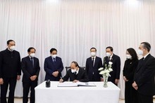 El presidente de Vietnam, Nguyen Xuan Phuc, escribe en el libro de condolencias en la Embajada de China en Vietnam. (Fotografía: VNA)