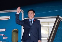 El presidente de la Asamblea Nacional, Vuong Dinh Hue, en el Aeropuerto Internacional de Noi Bai (Hanói), parte en visita oficial a Cuba, Argentina y Uruguay. (Fotografía: VNA)