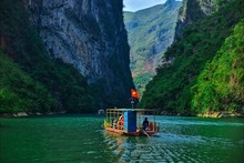 El río esmeralda Nho Que, al pie del paso Ma Pi Leng, en la provincia de Ha Giang. (Fotografía: congluan.vn)