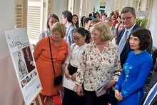 Delegados en la exposición (Fotografía: hcmcpv.org.vn)