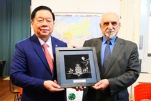 El miembro del Buró Político, secretario del Comité Central del PCV y jefe de su Comisión de Comunicación y Educación, Nguyen Trong Nghia, entrega un regalo de recuerdo al secretario general interino del Partido Comunista Argentino, Jorge Kreyness. (Foto: VNA)