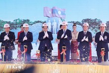 El primer ministro vietnamita, Phạm Minh Chinh, y su homólogo laosiano, Sonexay Siphandone, en el evento. (Foto: VNA)