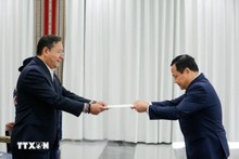 El embajador de Vietnam en Brasil, concurrente en Bolovia, Bui Van Nghi, entrega las cartas credenciales al presidente de Bolivia, Luis Alberto Arce. (Foto: Embajada/VNA)