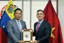 El embajador de Vietnam en Venezuela, Vu Trung My, entrega un souvenir al ministro del Poder Popular para el Deporte de Venezuela, Franklin Cardillo. (Foto: Embajada de Vietnam en Venezuela)