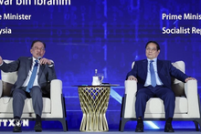 El primer ministro de Vietnam, Pham Minh Chinh, (derecha) y su homólogo malasio, Anwar Ibrahim, en el evento. (Foto: VNA)