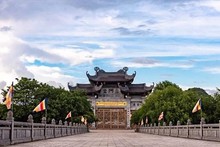 Artesanos de Ninh Van dan vida a obras de arte en piedra