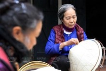 Los artesanos cosen y hacen los sombreros de manera hábil. (Fotografía: VNA)