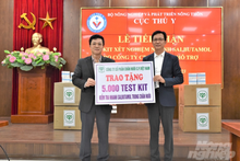 Nguyen Van Long, director del Departamento de Salud Animal, (izqierda), recibe los kits de prueba rápida de Salbutamol. (Fotografía: VNA)