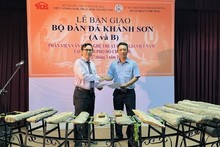 La ceremonia de entrega de dos juegos de litófonos antiguos de Khanh Son. (Foto: VNA)