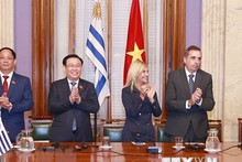 El presidente de la Asamblea Nacional, Vuong Dinh Hue, la presidenta del Senado de Uruguay, Beatriz Argimon, el presidente de la Cámara de Representantes, Sebastián Andujar (de izquierda a derecha) en la ceremonia de firma de acuerdo de cooperación. (Foto: VNA)
