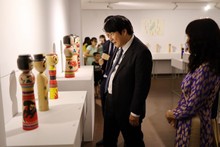 El cónsul general de Japón en Da Nang, Yakabe Yoshinori y visitantes en la exposición. (Fotografía: VNA)