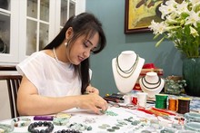 Para obtener productos preciosos, Hong Trang tiene que conectarse con muchos coleccionistas y artesanos del extranjero. (Foto: Revista Ilustrada Vietnam)