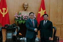 El presidente de la Academia de Política Nacional Ho Chi Minh, Nguyen Xuan Thang (Derecha), y el embajador de Corea del Sur en Vietnam, Choi Young Sam.