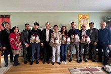 El embajador Dang Hoang Giang entrega obsequios a los intelectuales vietnamitas más destacados del estado de Connecticut. (Foto: VNA)