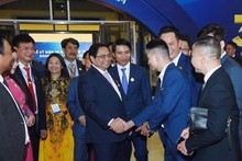 El primer ministro Pham Minh Chinh y los delegados en el evento.
