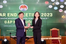 El viceministro de Agricultura y Desarrollo Rural, Nguyen Hoang Hiep, felicita a la coordinadora residente de la ONU en Vietnam, Pauline Tamesis, por ser elegida Copresidenta de la Alianza de Reducción del Riesgo de Desastres Naturales. (Foto: Comité Organizador)