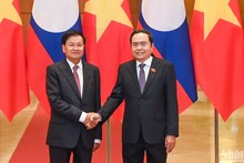 El presidente de la Asamblea Nacional de Vietnam, Tran Thanh Man y el máximo líder de Laos, Thongloun Sisoulith.