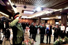 La Asociación de Veteranos de Vietnam en Berlín-Brandeburgo realiza la ceremonia de izamiento de la bandera en el acto conmemorativo al 80 aniversario de la fundación del Ejército Popular de Vietnam. (Foto: VNA)