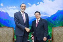 El primer ministro de Vietnam, Pham Minh Chinh, y el secretario general adjunto de la ONU para las tecnologías digitales y emergentes, Amandeep Singh Gill. (Foto: VNA)
