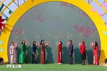 Ngo Phuong Ly, esposa del secretario general del Partido Comunista de Vietnam To Lam, y los delegados realizan el ritual de inauguración del programa “La sinfonía del Tet vietnamita”. (Foto: VNA)