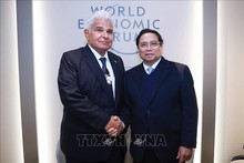 El primer ministro de Vietnam, Pham Minh Chinh (derecha), sostiene un encuentro con el presidente de Panamá, José Raúl Mulino Quintero. (Foto: VNA)