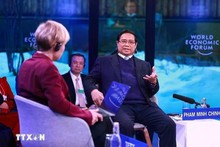 El primer ministro Pham Minh Chinh habla en el diálogo político especial. (Foto: VNA)