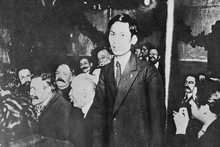 El camarada Nguyen Ai Quoc (presidente Ho Chi Minh) habla en el congreso fundacional del Partido Comunista Francés en Tours. Fue el primer vietnamita en convertirse en comunista, y uno de los fundadores del Partido Comunista Francés (diciembre de 1920). (Foto: VNA)