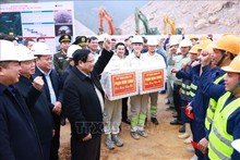 El primer ministro Pham Minh Chinh extiende saludos del Tet a las unidades que ejecutan el proyecto de la autopista Dong Dang (Lang Son) - Tra Linh (Cao Bang). (Foto: VNA)