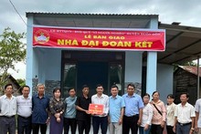 Acto de entrega de casas solidarias a hogares pobres en el distrito de Buon Don, provincia de Dak Lak. (Foto: VNA)