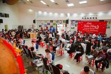 Muchas personas participan en el Festival Xuan Hong 2025 para donar sangre. (Foto: VNA)