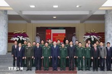 El secretario general del Partido Comunista de Vietnam, To Lam, Brigada, toma foto de recuerdo con la Brigada de Misiles 490. (Foto: VNA)